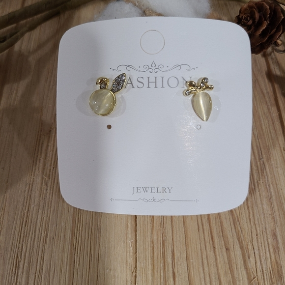🐰🥕NEW🐰🥕ADORABLE!! BUNNY AND CARROT STUD CZ EARRINGS 🐰🥕 - Picture 12 of 13